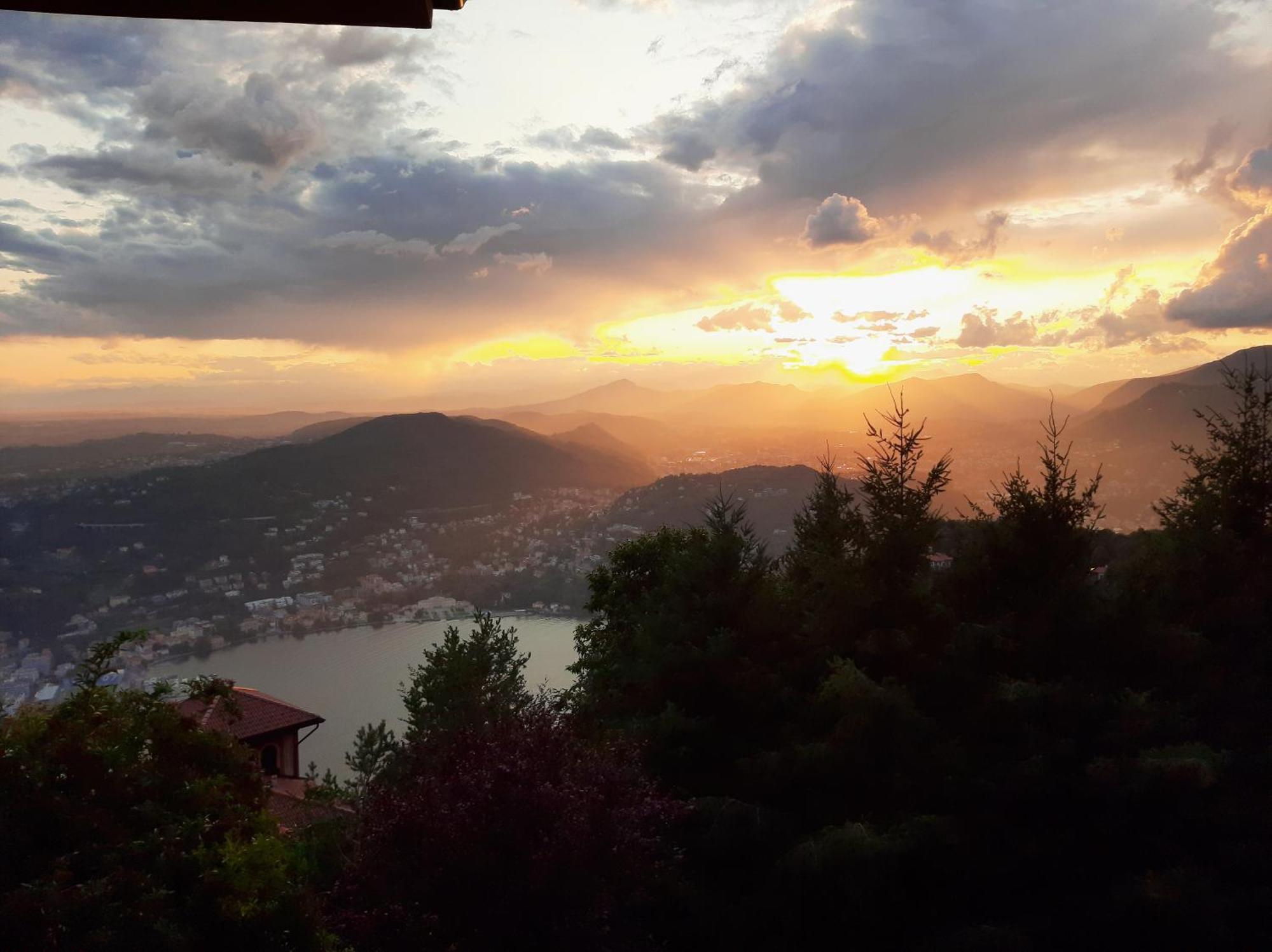 Il Nido Della Fenice Brunate Esterno foto