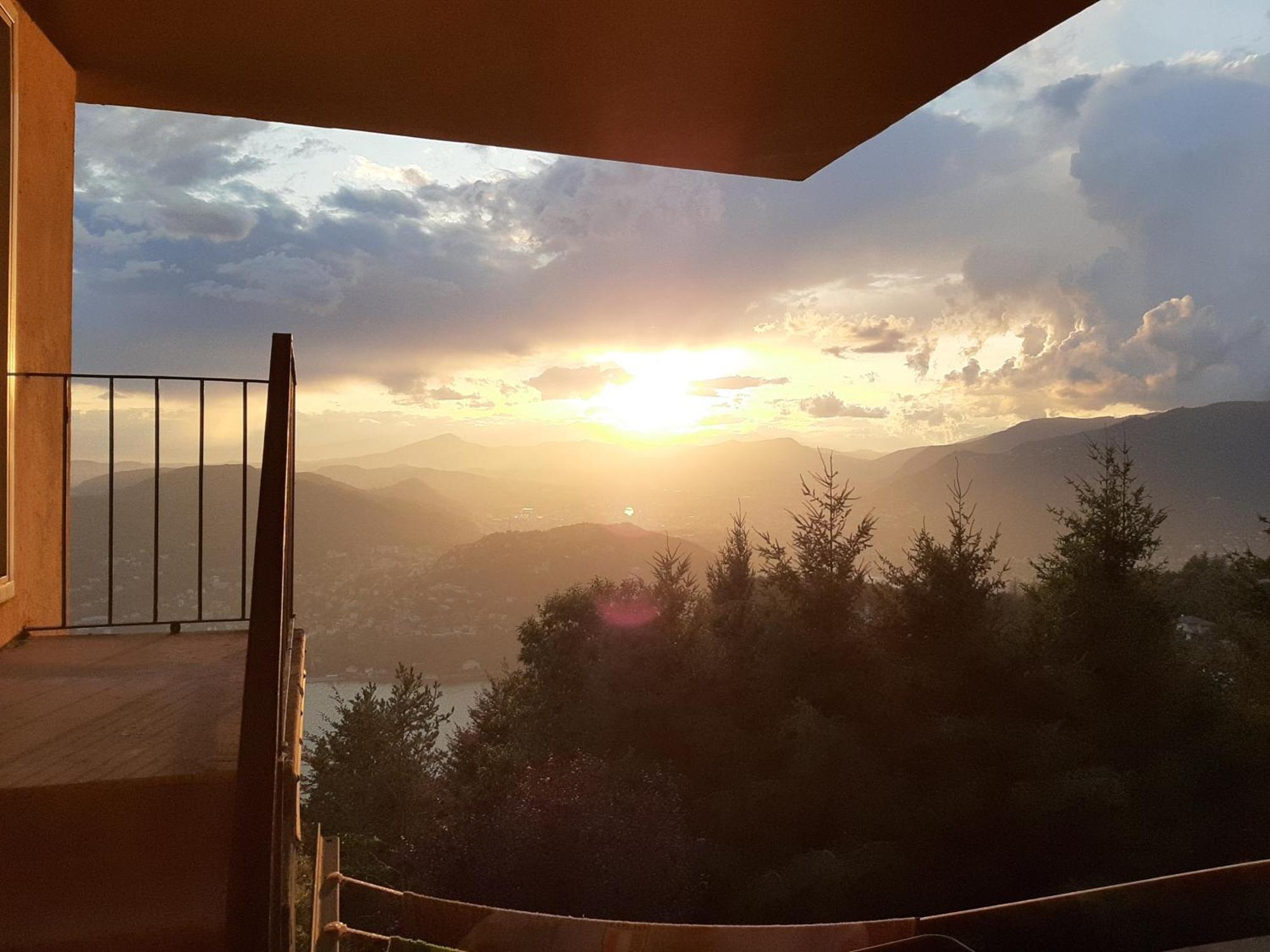 Il Nido Della Fenice Brunate Esterno foto